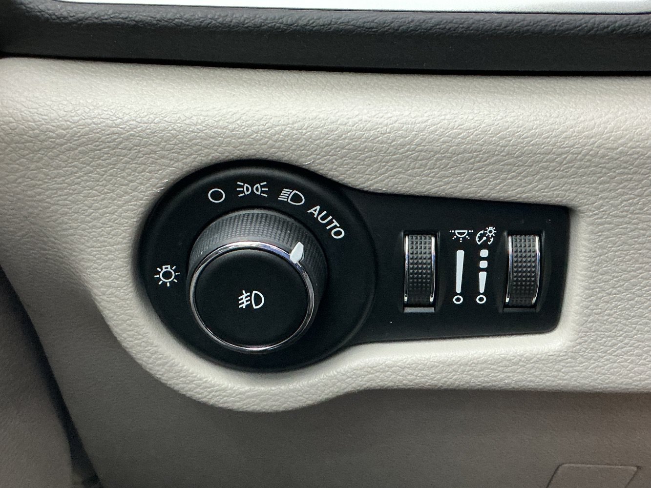 Used 2020 Chrysler Pacifica Touring w/ Advanced Safetytec Group FWD image 37