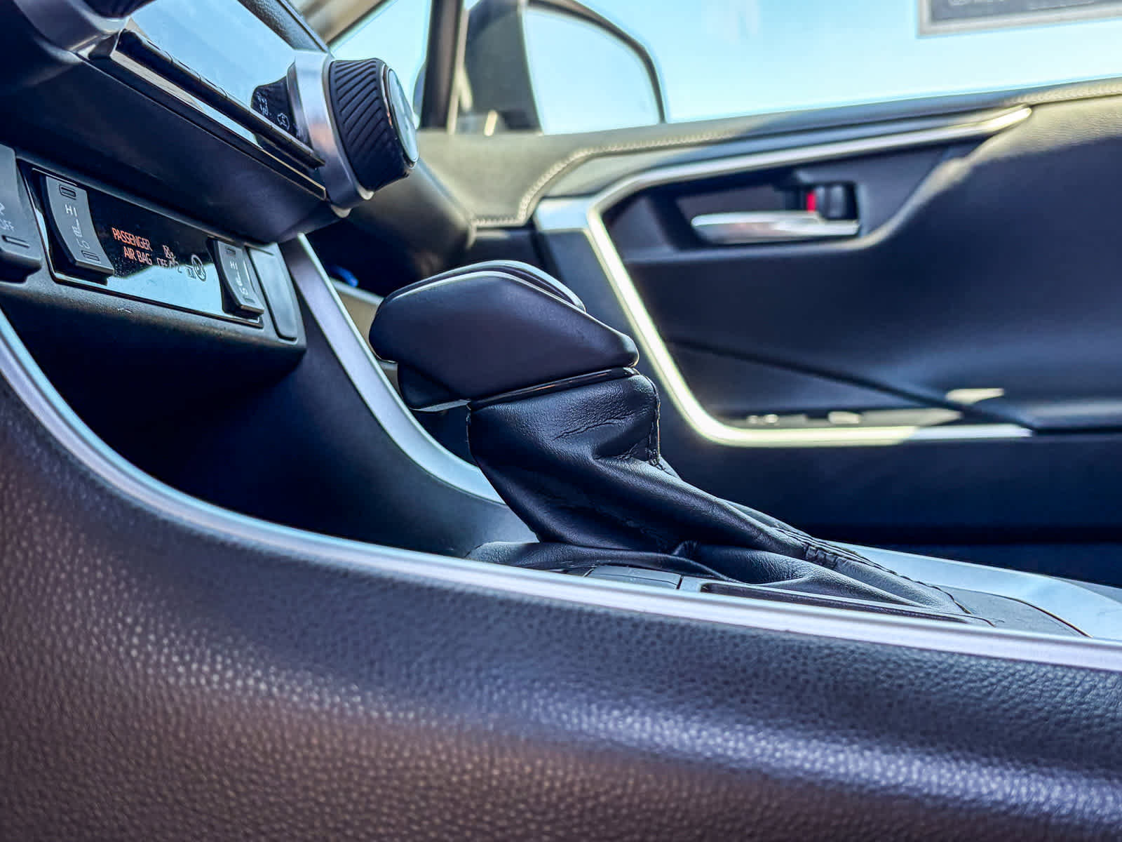 Used 2019 Toyota RAV4 Limited w/ Advanced Technology Package FWD image 22