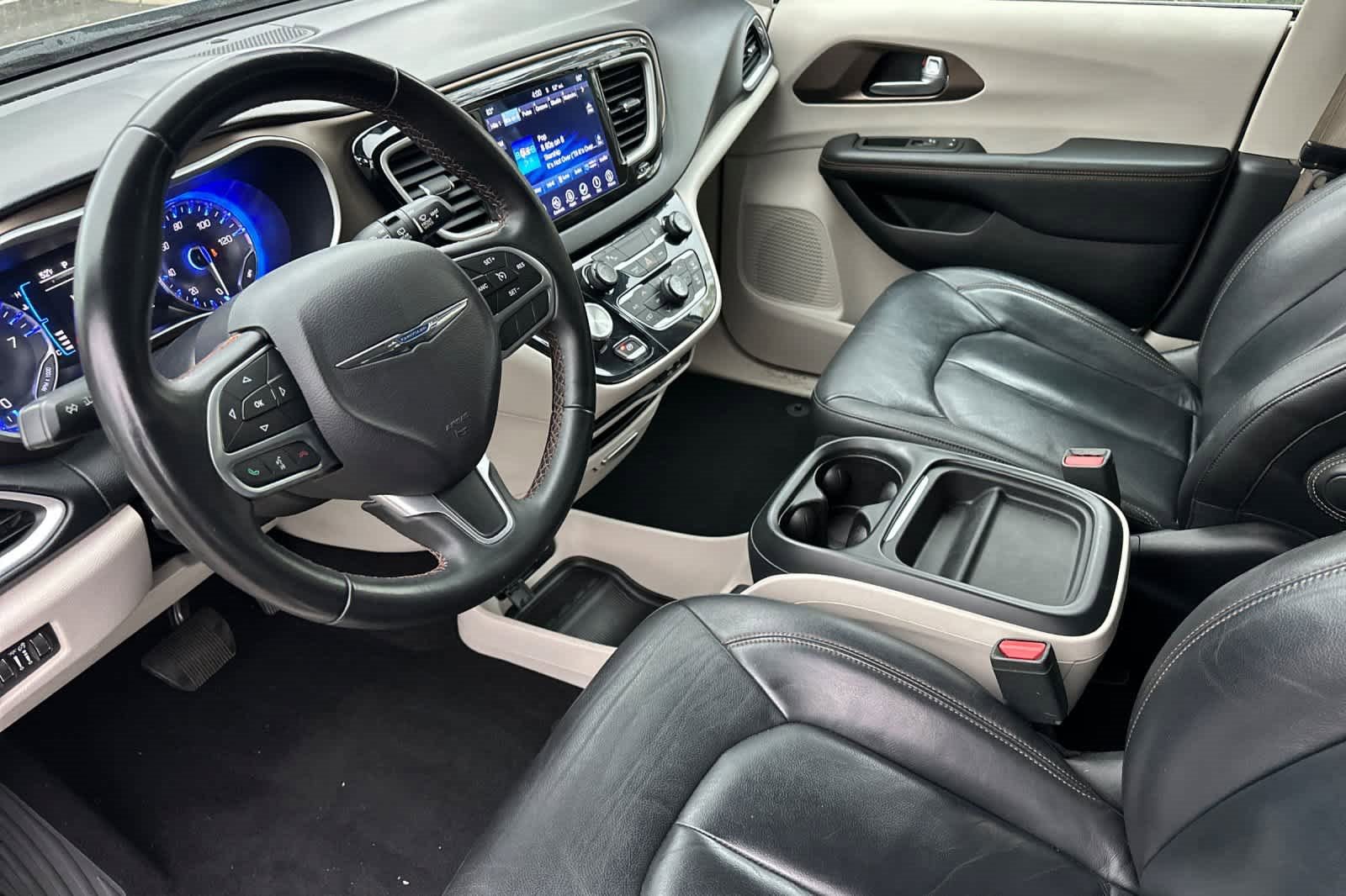 Used 2017 Chrysler Pacifica Touring-L image 11