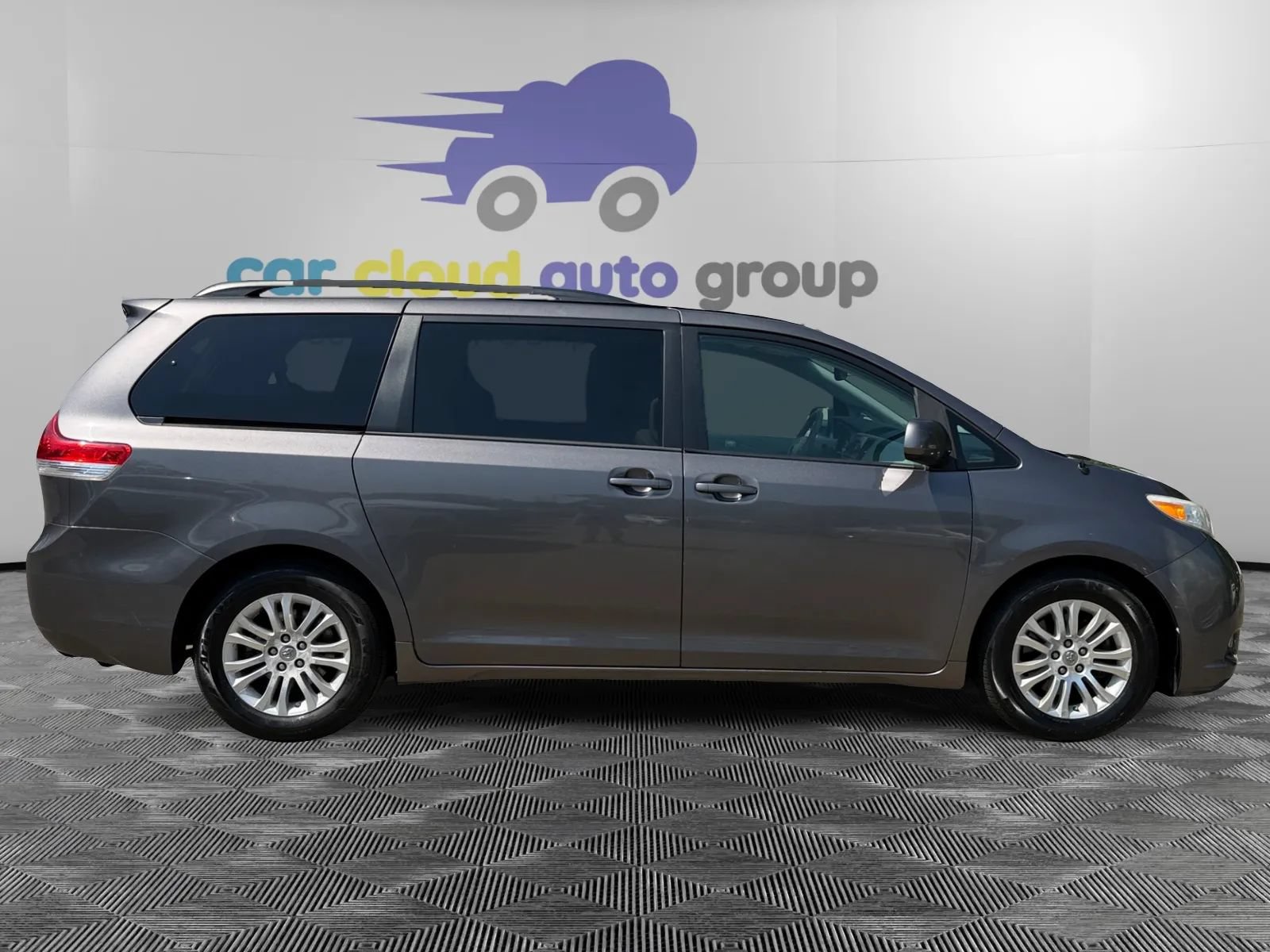 Used 2011 Toyota Sienna XLE w/ Entertainment Pkg FWD image 6