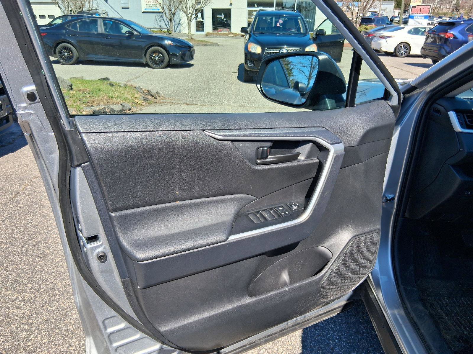 Used 2025 Toyota RAV4 LE image 9