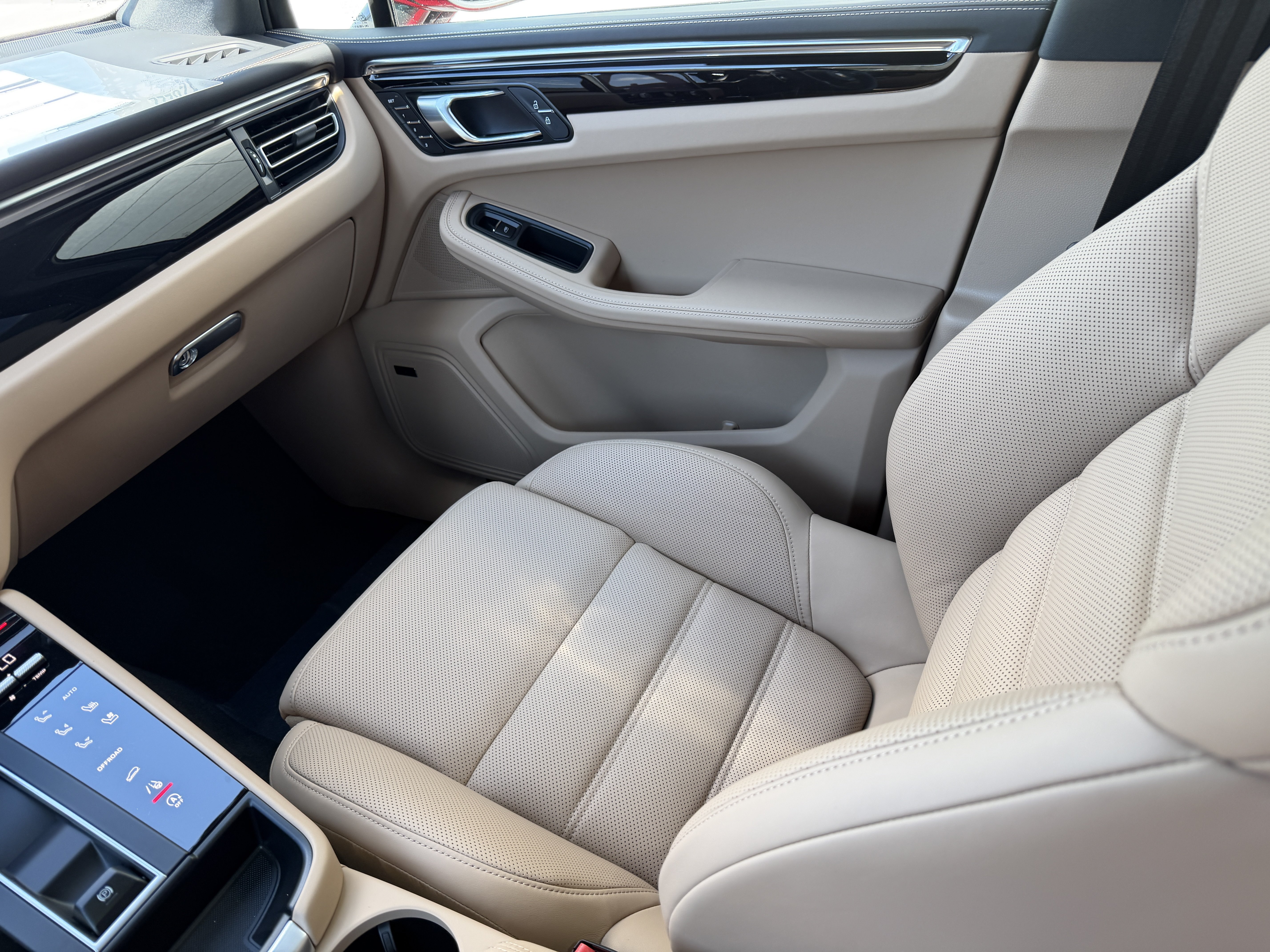 New 2026 Porsche Macan Turbo AWD/4WD image 18