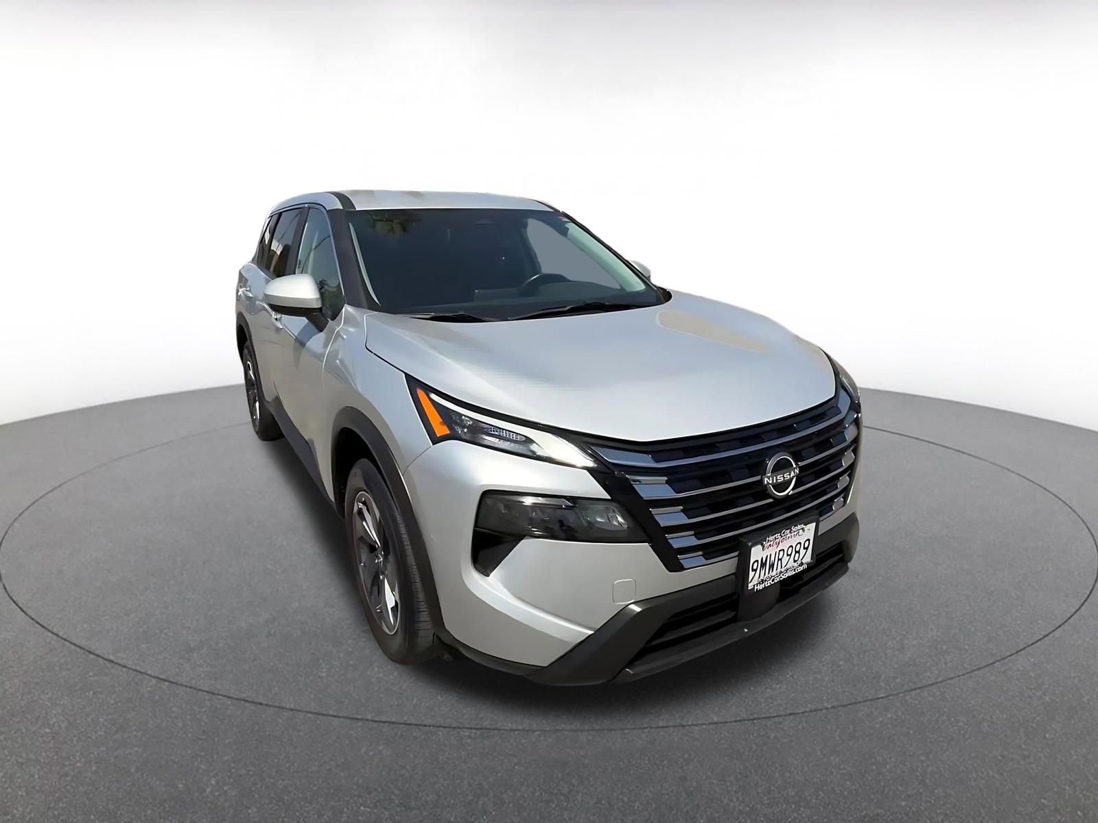 Used 2025 Nissan Rogue SV FWD image 2