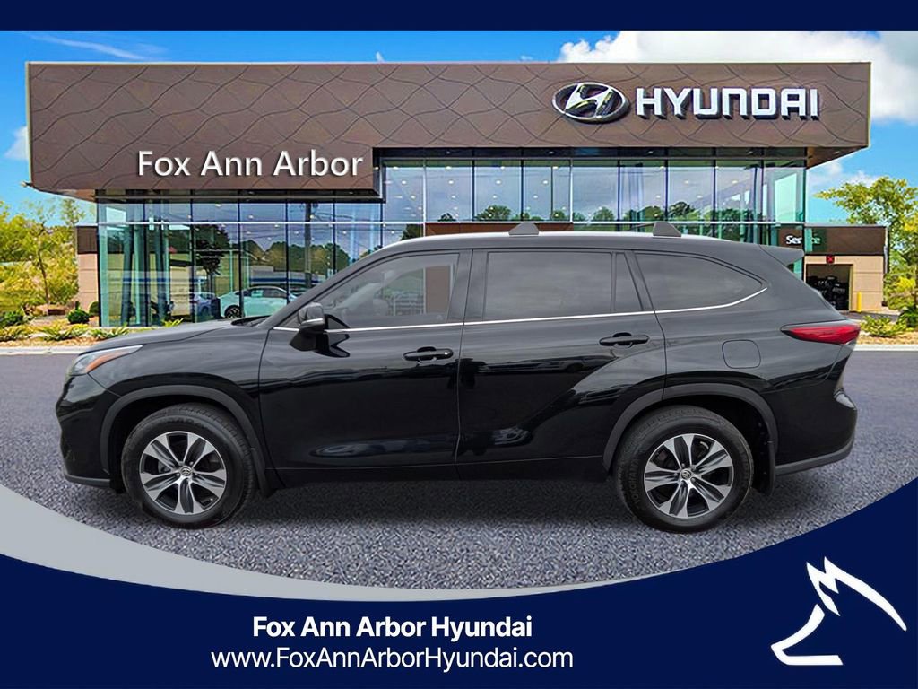Used 2020 Toyota Highlander XLE AWD/4WD image 2