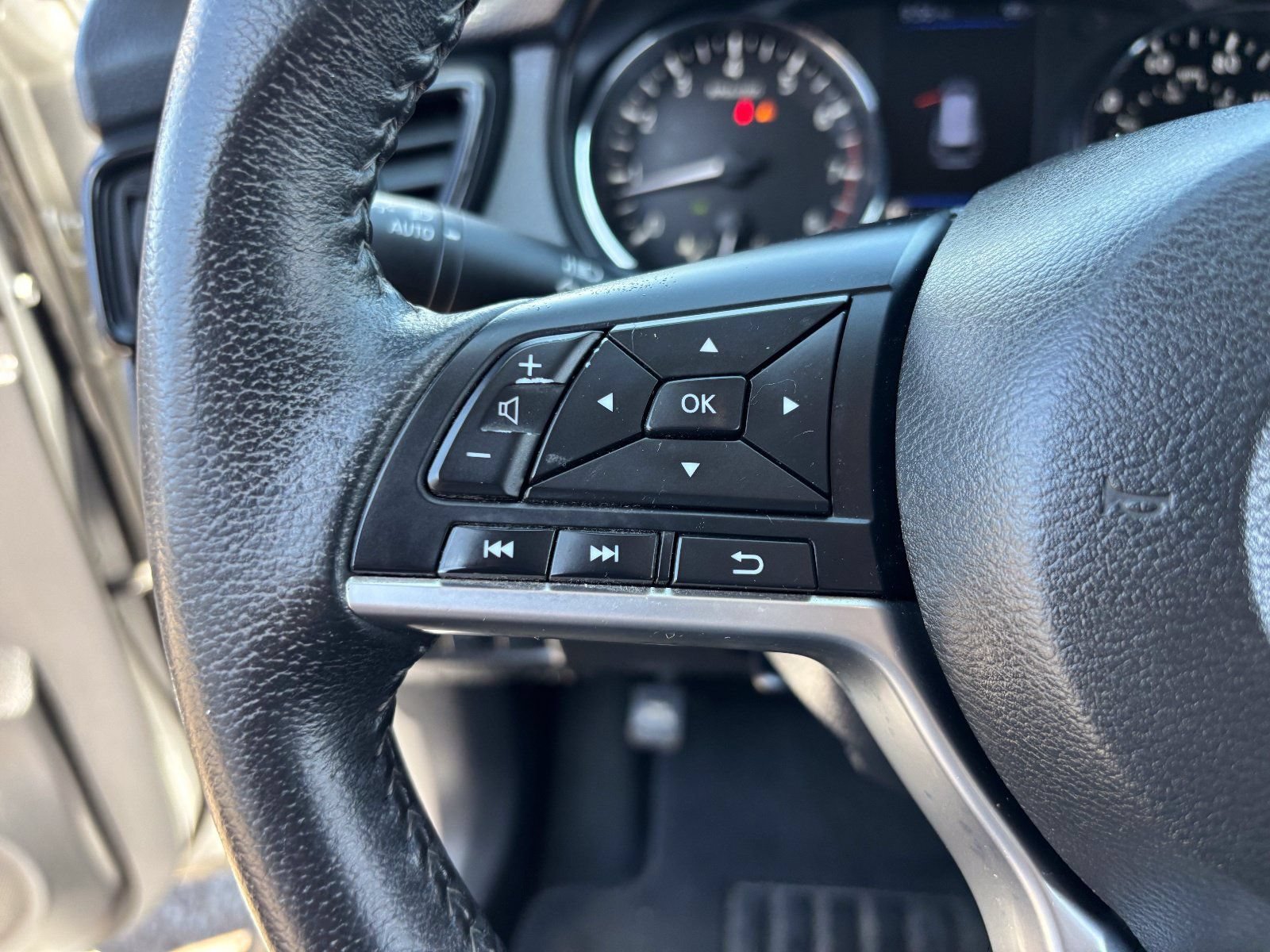 Used 2020 Nissan Rogue SV FWD image 28
