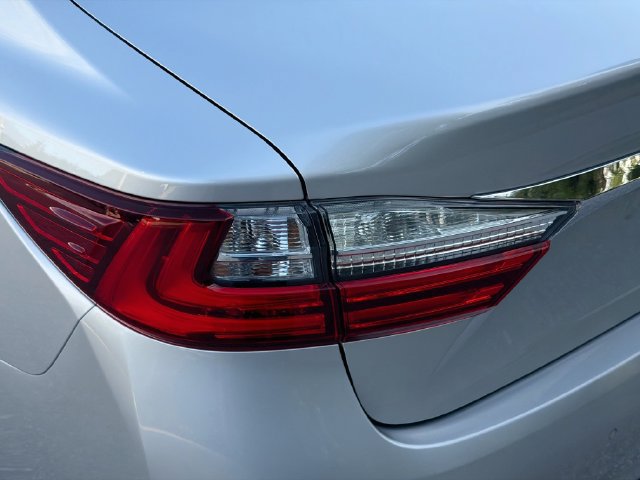 Used 2016 Lexus ES 350 w/ Luxury Package w/Wood Trim FWD image 10