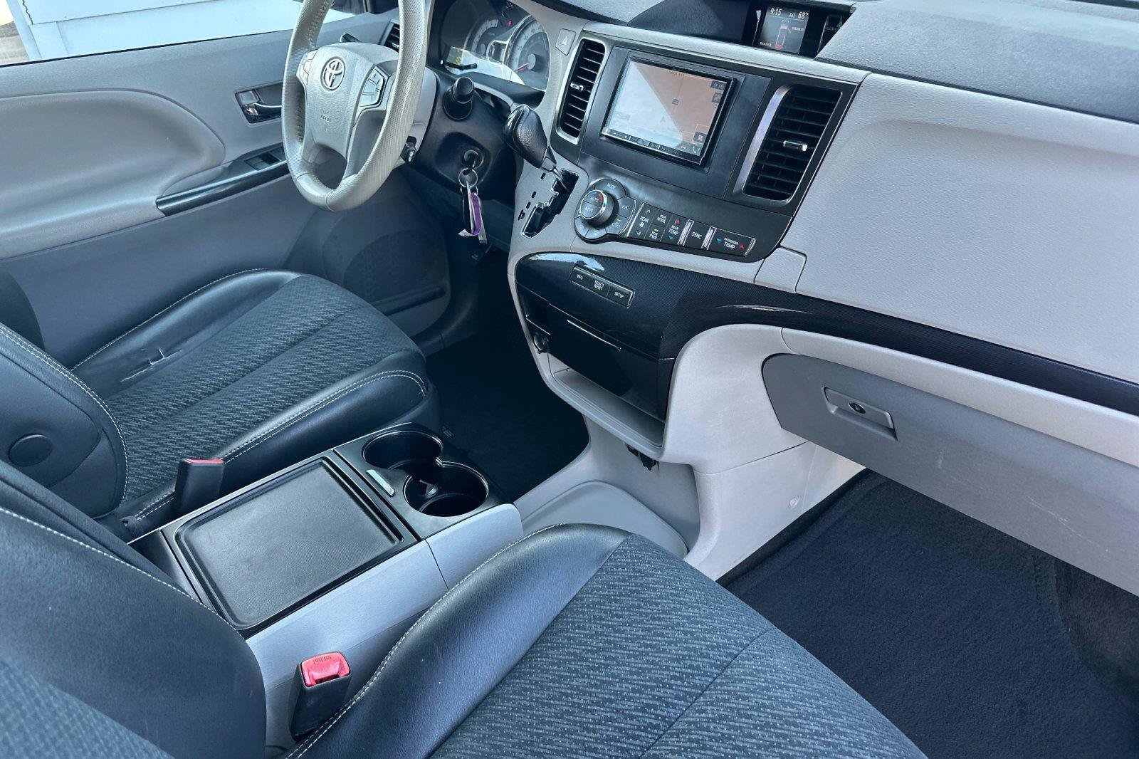 Used 2014 Toyota Sienna SE FWD image 17