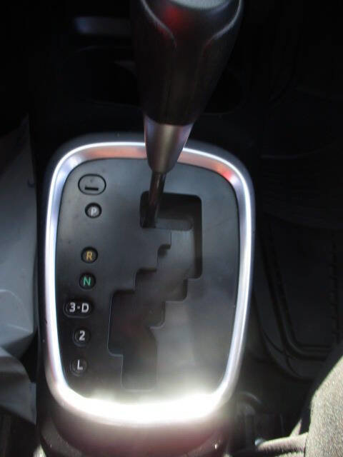 Used 2015 Toyota Yaris L image 9