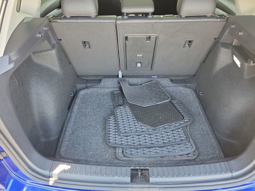 Used 2024 Volkswagen Taos SE w/ Panoramic Sunroof Package FWD image 8