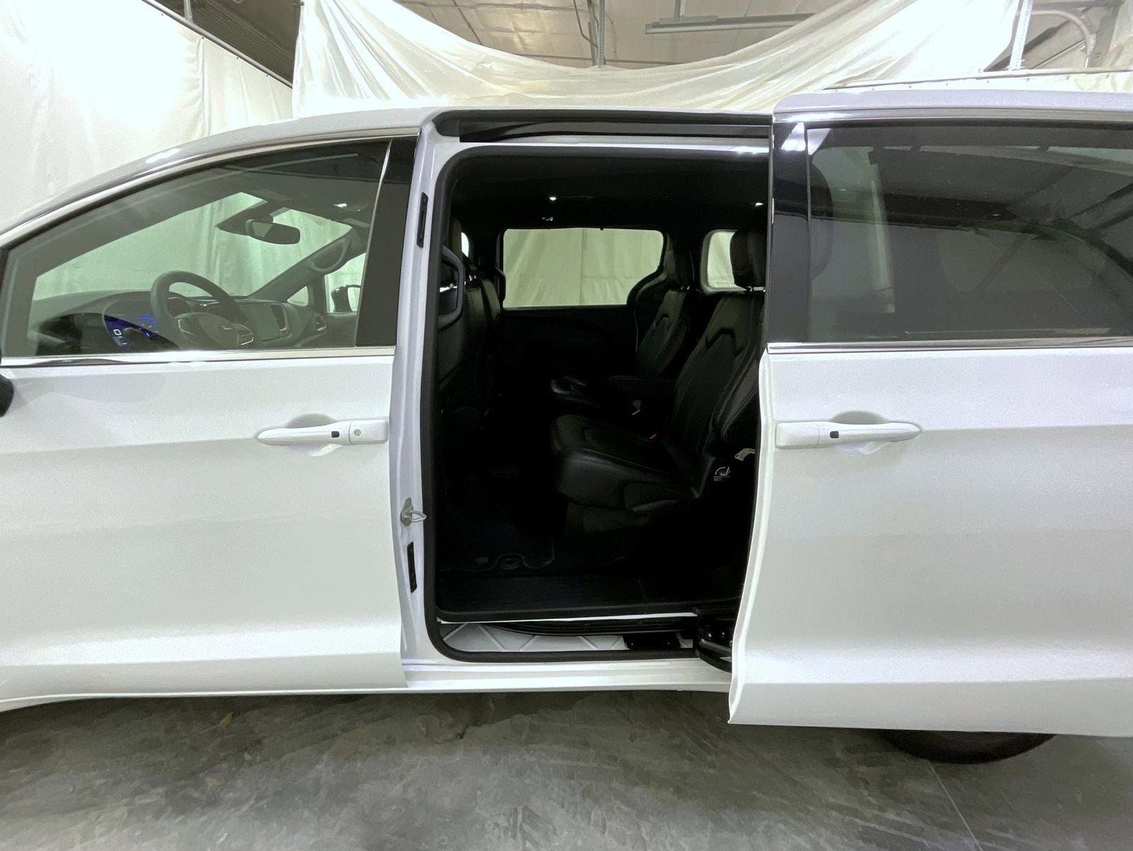 Used 2025 Chrysler Pacifica Select image 18