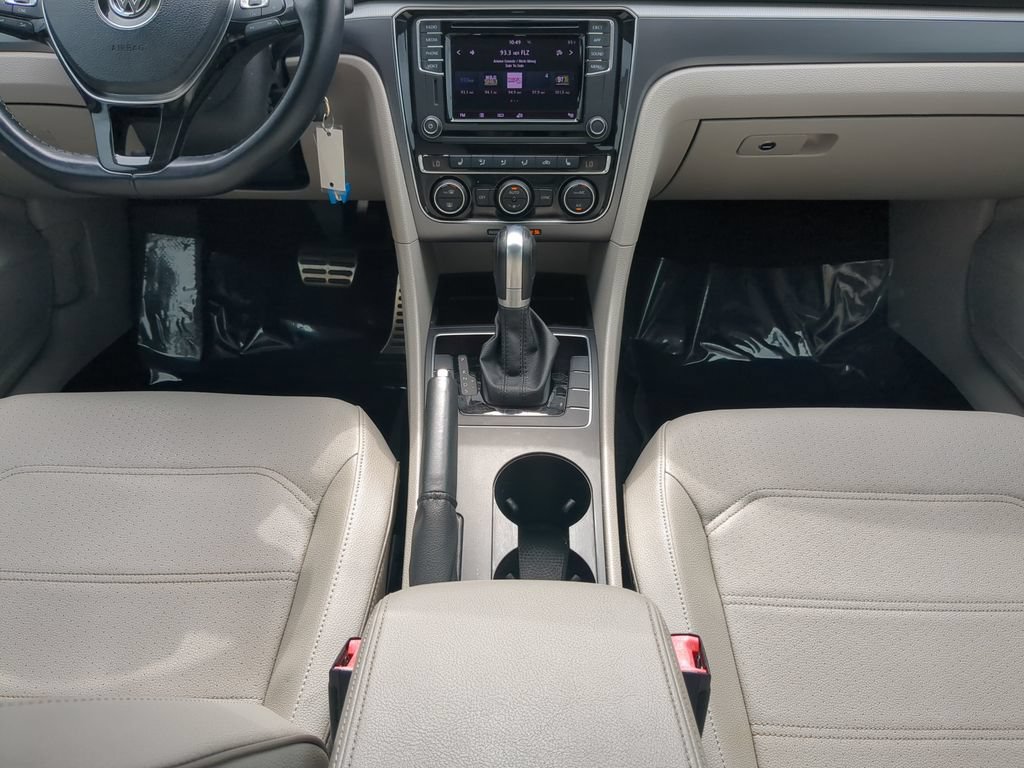 Used 2018 Volkswagen Passat 2.0T R-Line w/ R-Line Lighting Package FWD image 15
