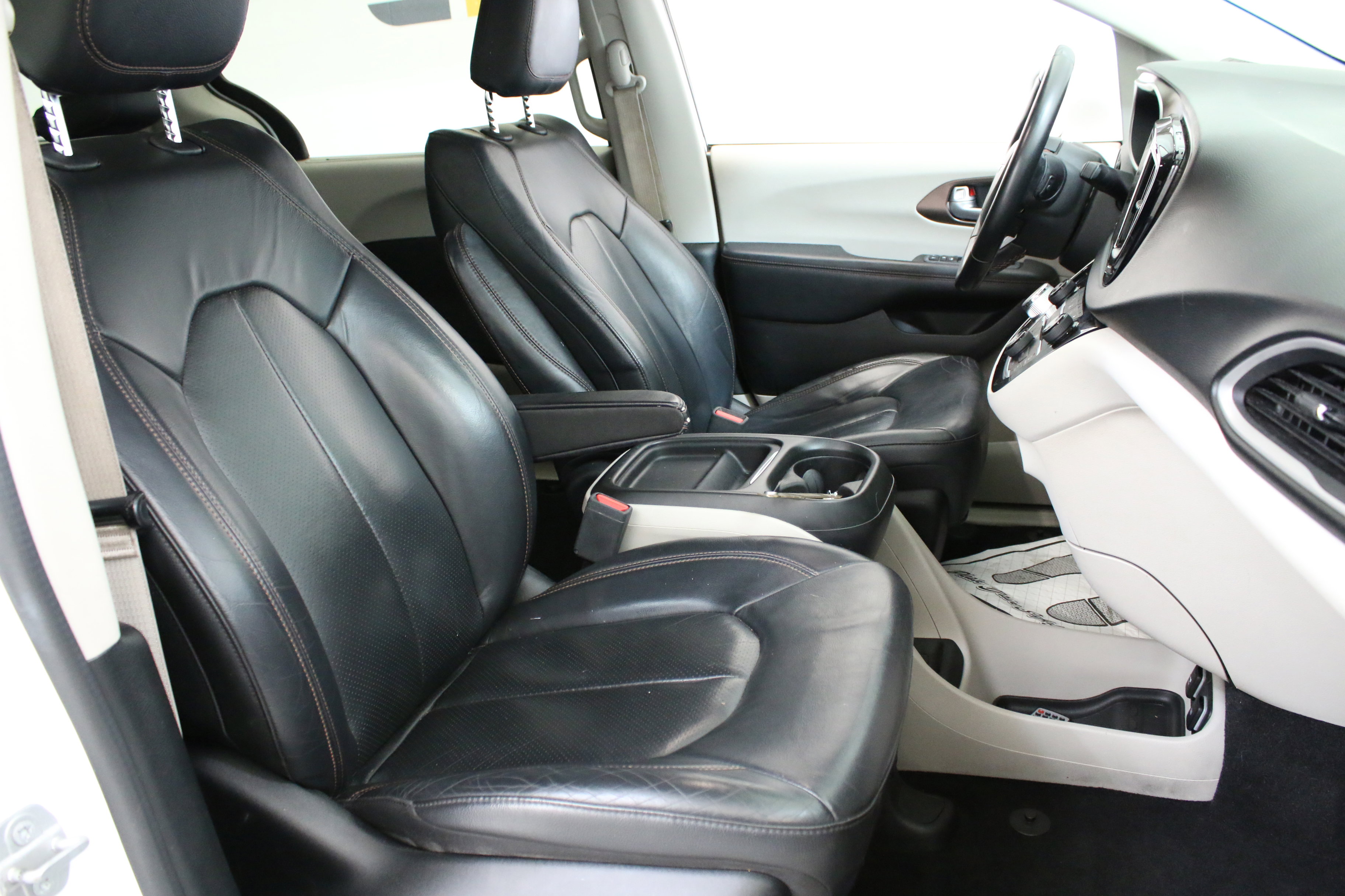 Used 2018 Chrysler Pacifica Touring-L w/ Advanced Safetytec Group FWD image 30