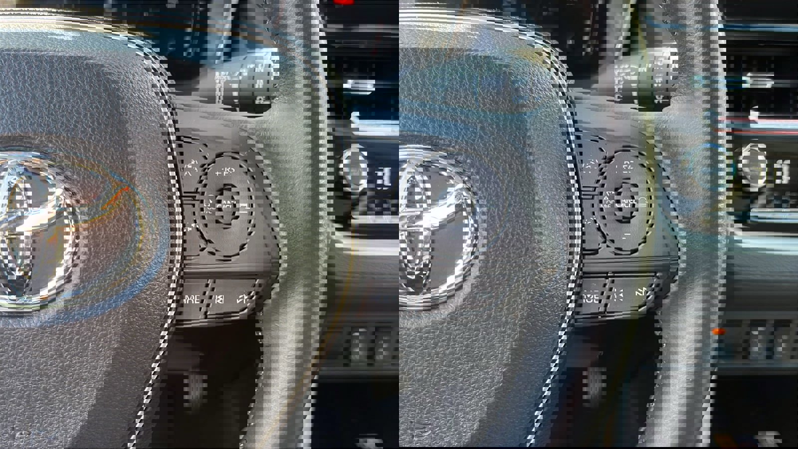 Used 2023 Toyota Corolla Cross XLE w/ Convenience Package image 12