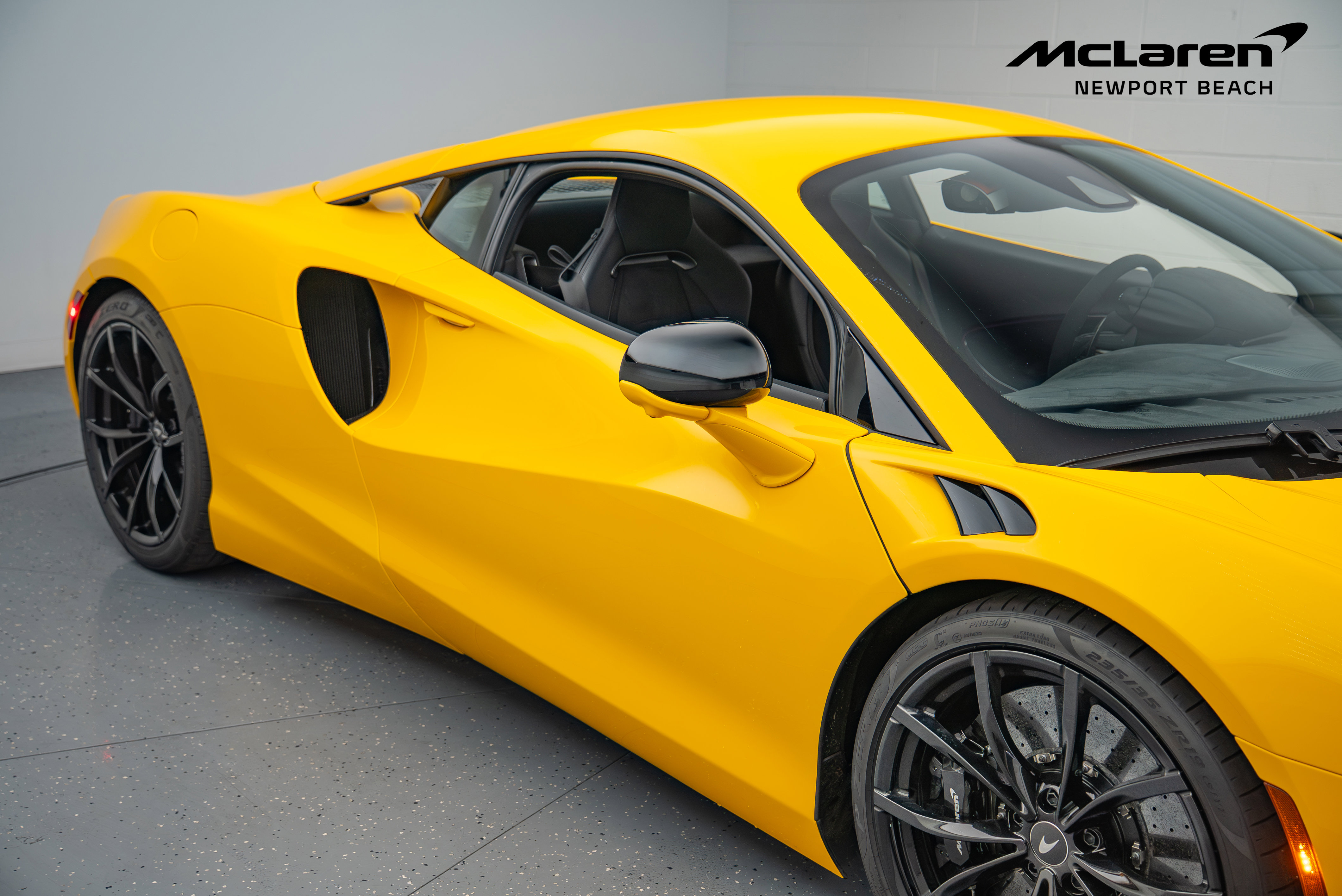 Used 2024 McLaren Artura RWD image 3