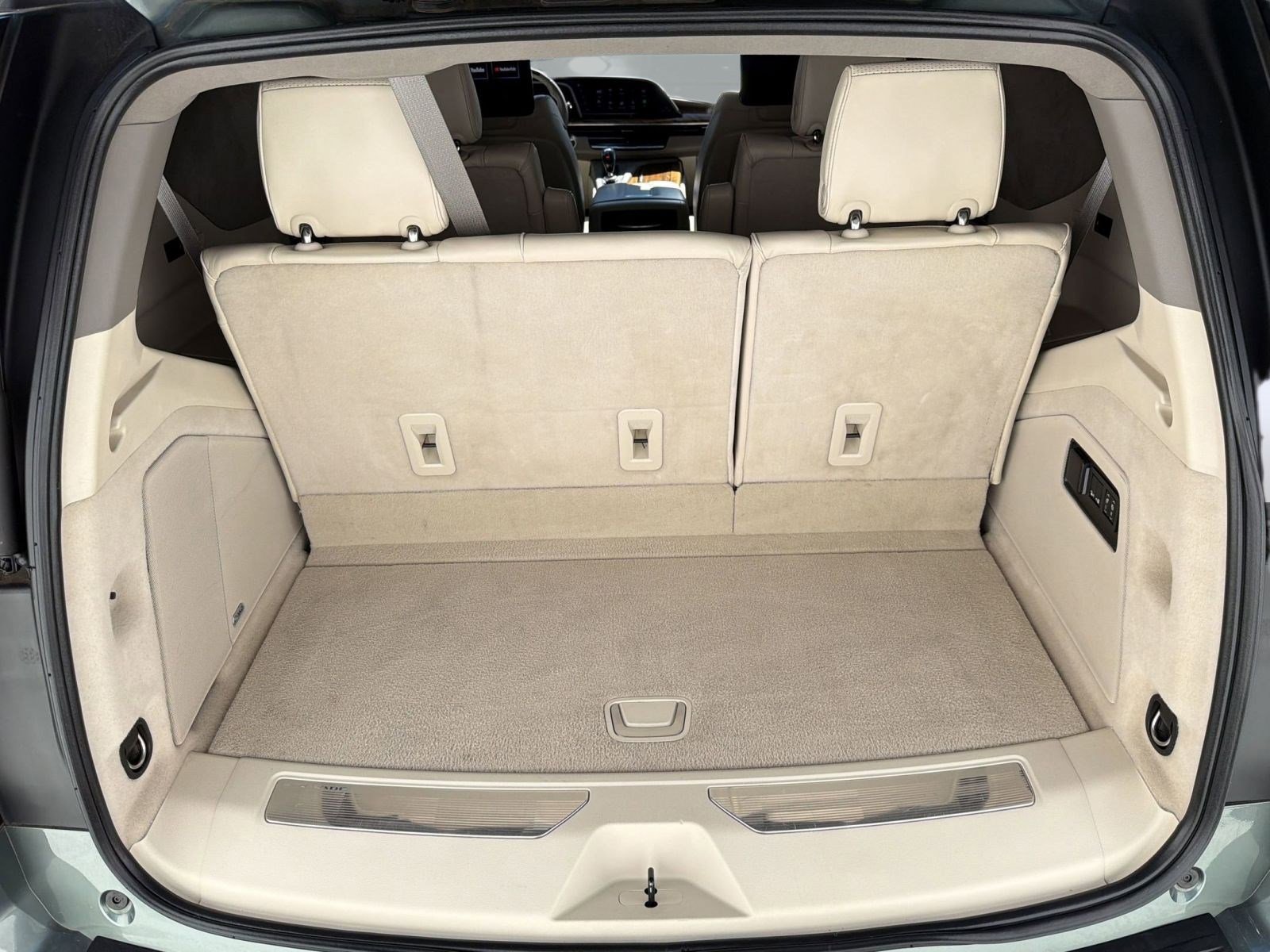 Certified 2024 Cadillac Escalade Premium Luxury Platinum w/ Heavy-Duty Trailer Package AWD/4WD image 35