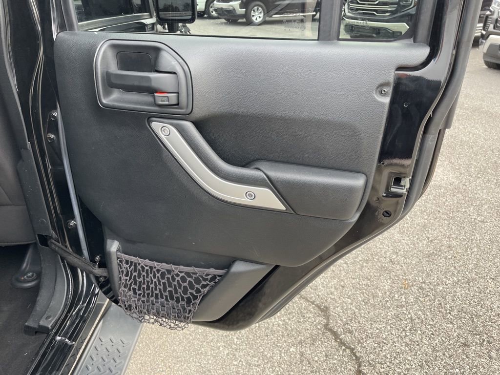 Used 2017 Jeep Wrangler Unlimited Sahara w/ Connectivity Group image 31