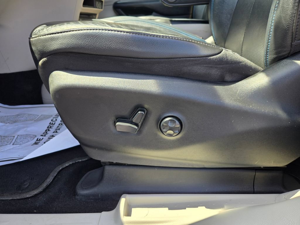 Used 2021 Chrysler Pacifica Touring-L w/ Uconnect Theater Family Group AWD/4WD image 15
