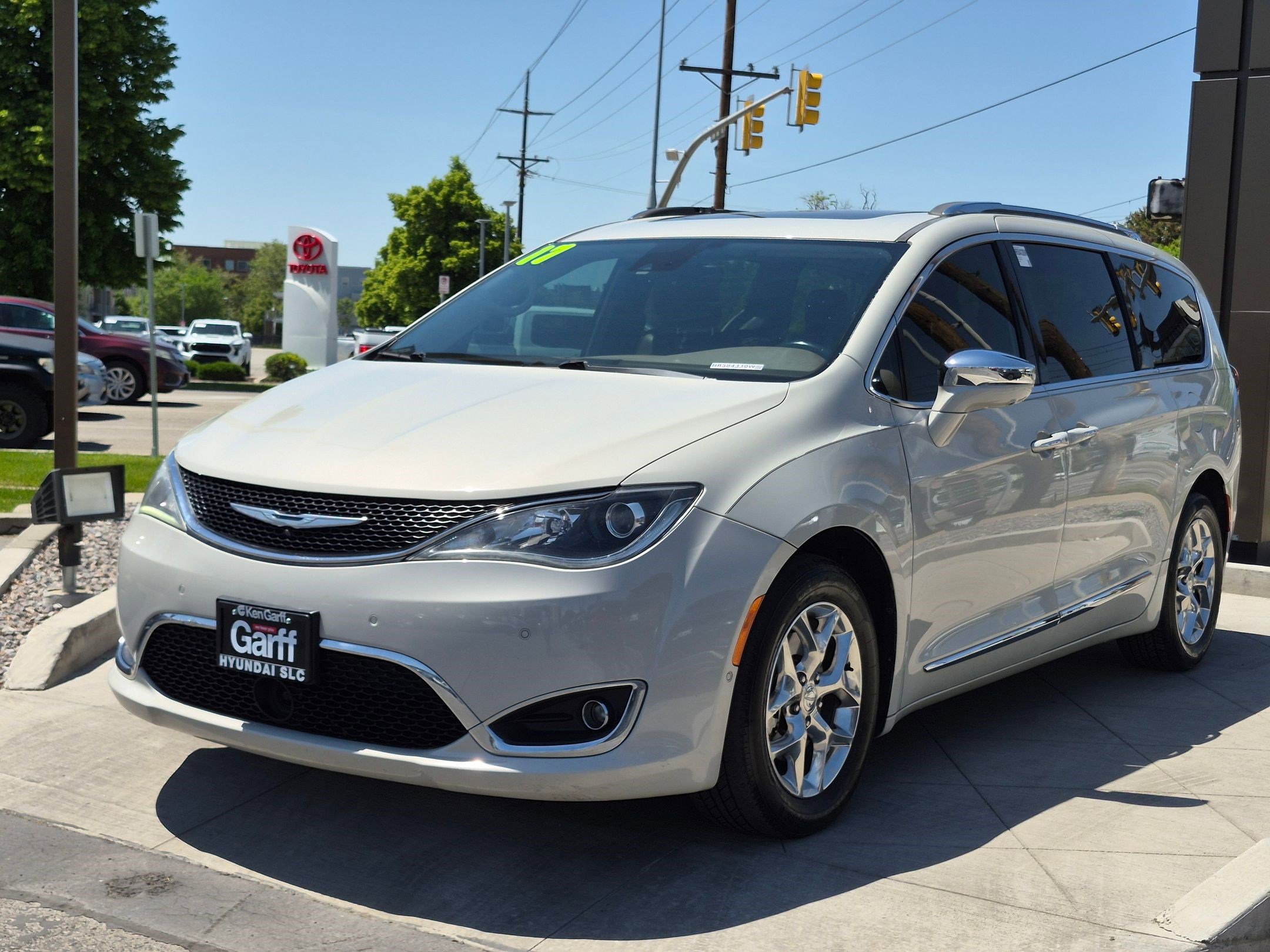 Used 2017 Chrysler Pacifica Limited w/ UConnect Theater Package FWD image 9
