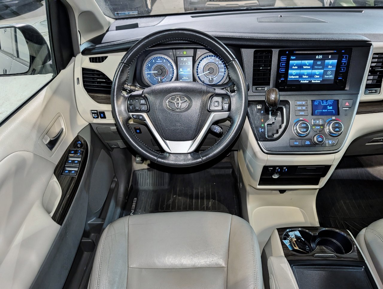 Used 2017 Toyota Sienna XLE image 3
