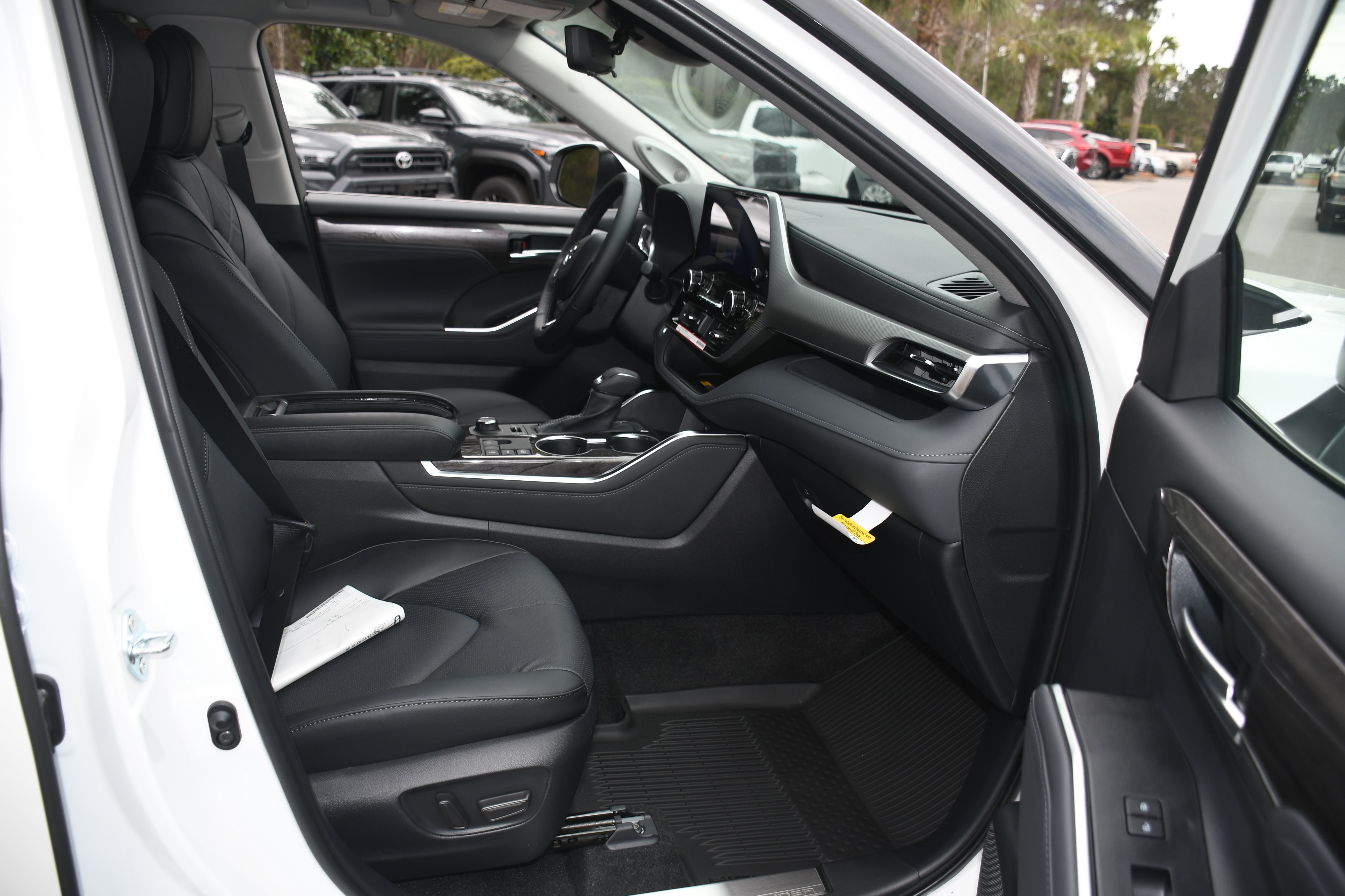 New 2026 Toyota Highlander Platinum image 11