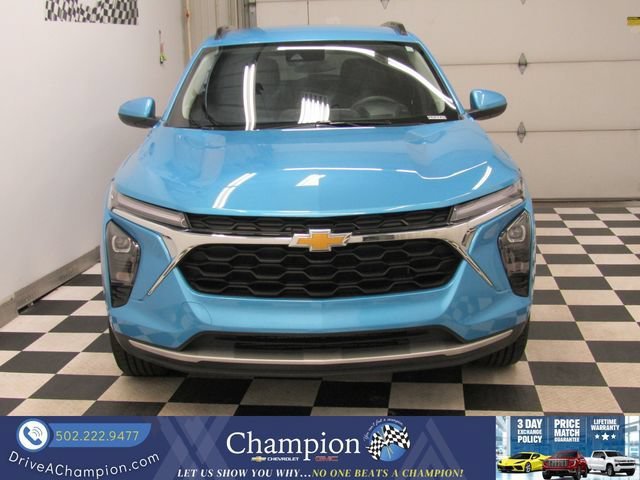 Used 2025 Chevrolet Trax LT FWD image 2