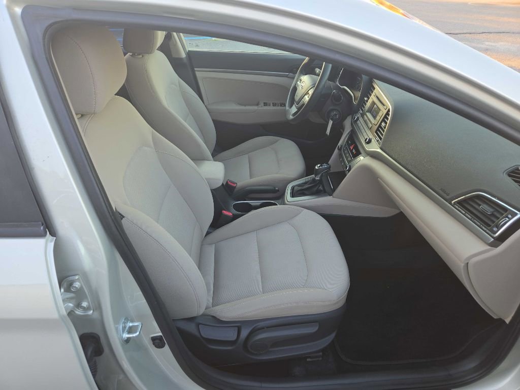 Used 2017 Hyundai Elantra SE image 20