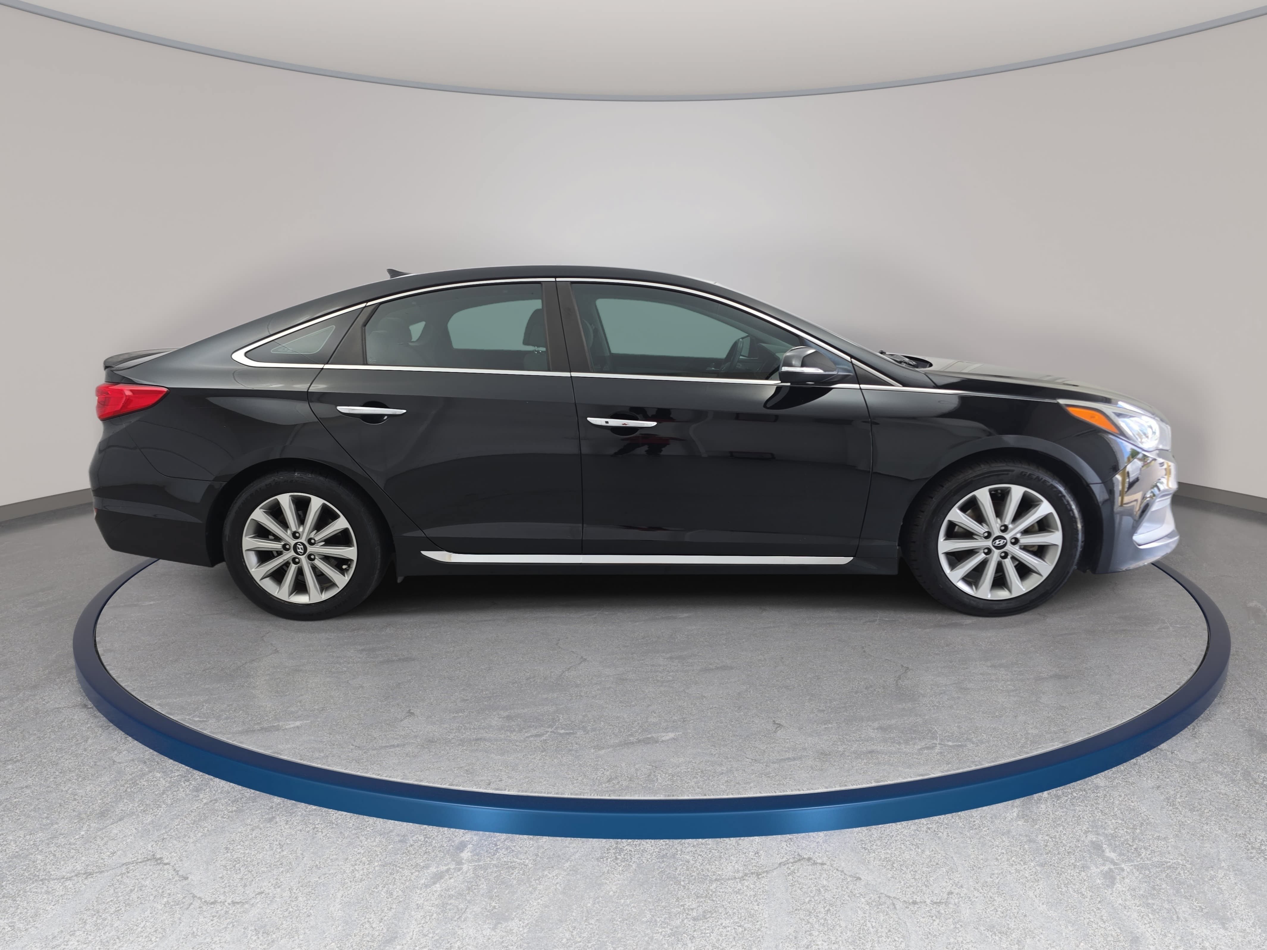 Used 2017 Hyundai Sonata Limited w/ Tech Package 03 FWD image 4