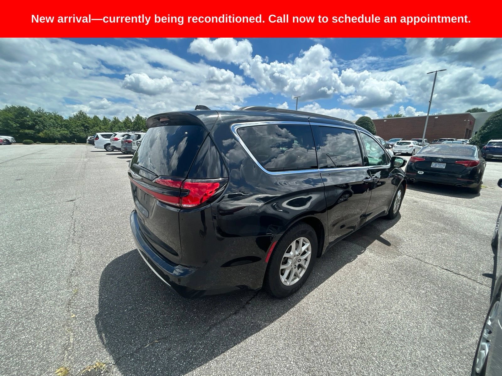 Used 2022 Chrysler Pacifica Touring-L FWD image 5