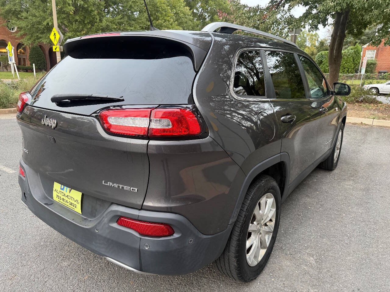 Used 2016 Jeep Cherokee Limited w/ Technology Group AWD/4WD image 6