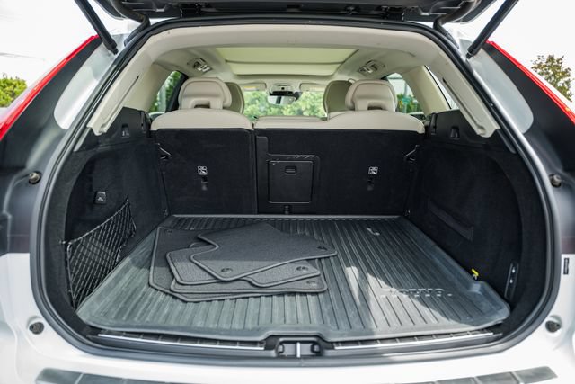 Used 2019 Volvo XC60 T5 Momentum w/ Multimedia Package AWD/4WD image 16