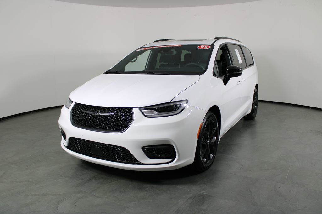 Used 2025 Chrysler Pacifica Limited image 1