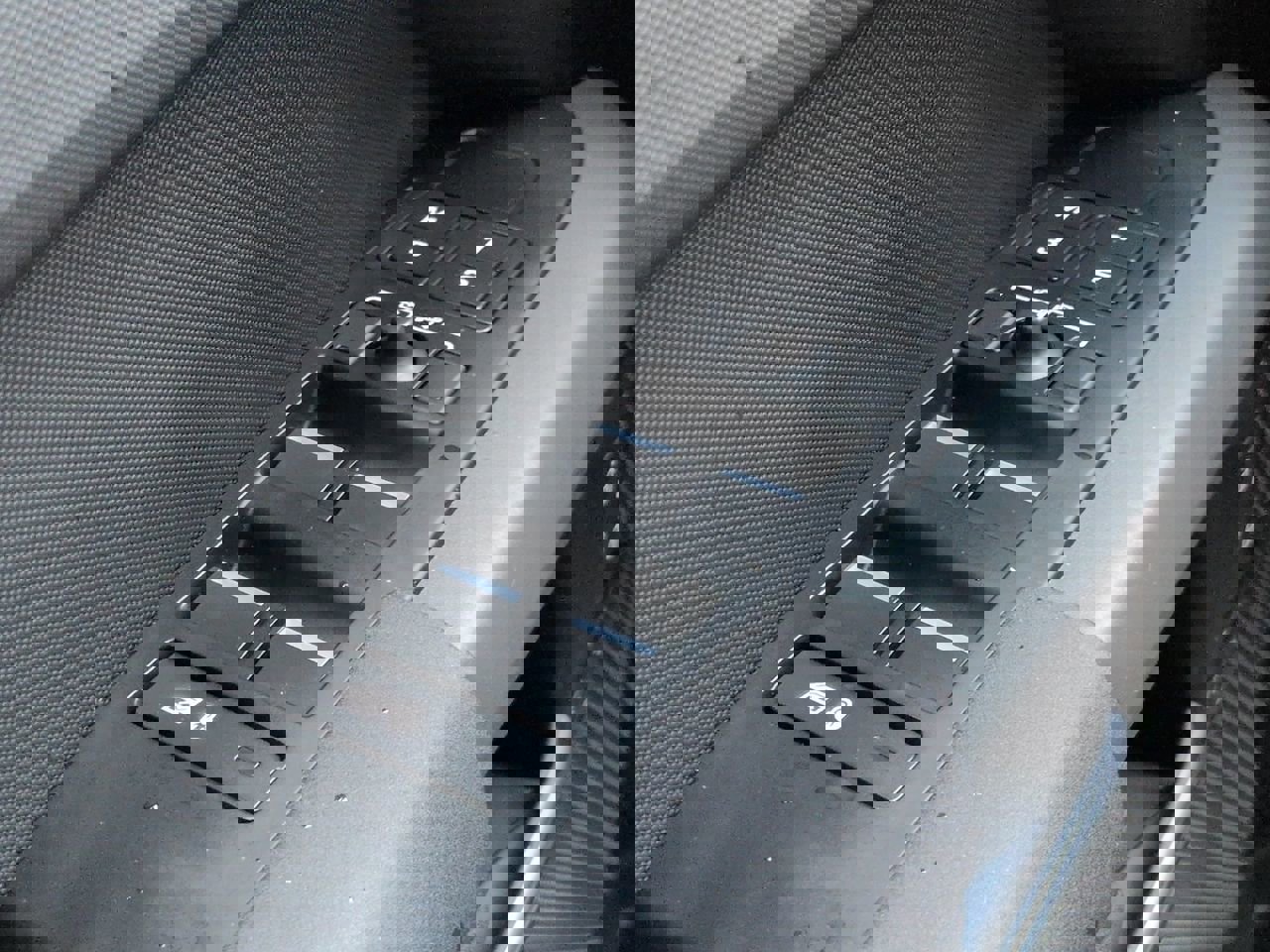 Used 2023 Land Rover Defender 110 X-Dynamic SE image 25