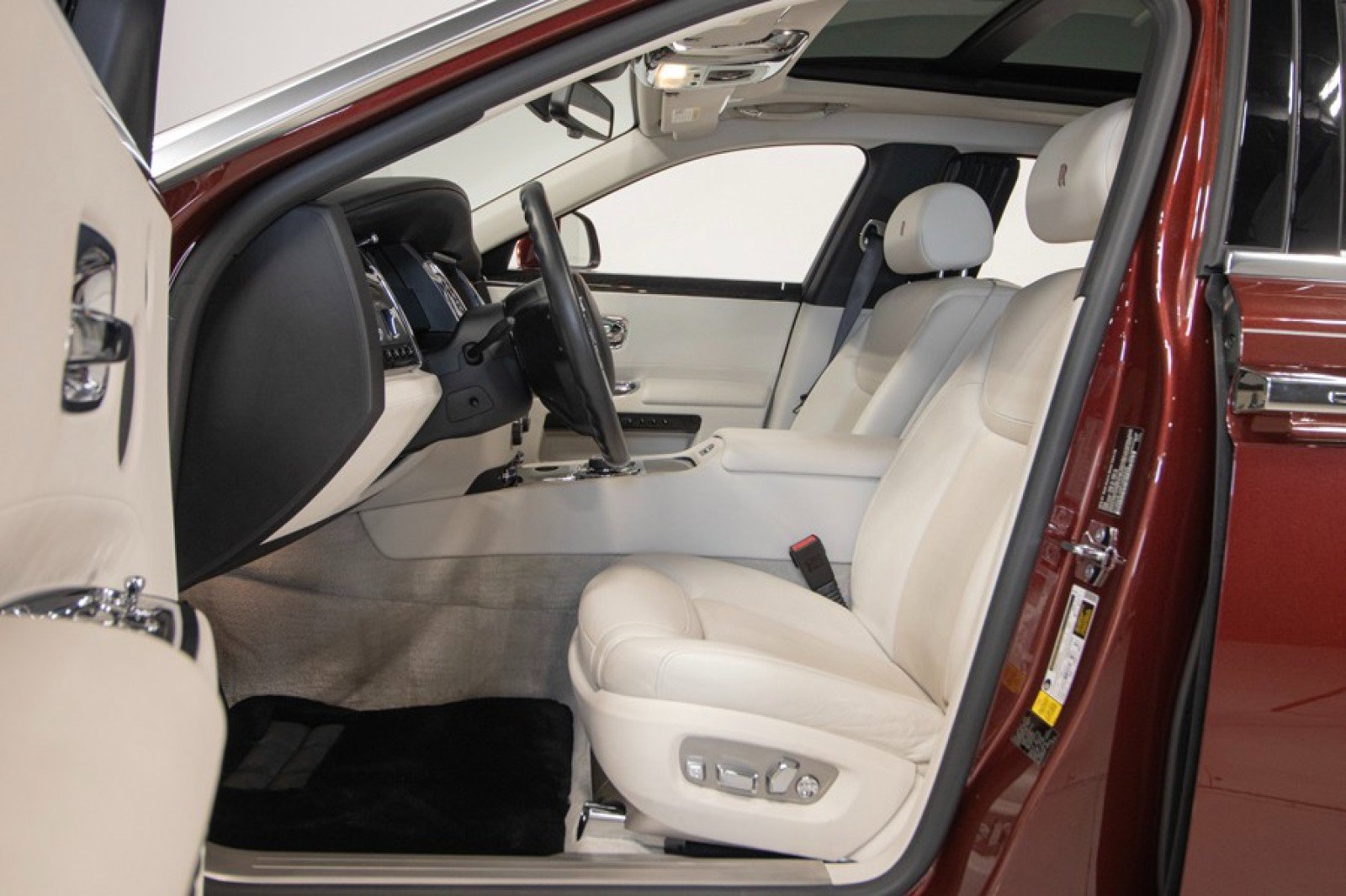 Used 2015 Rolls-Royce Ghost Extended Wheelbase image 25