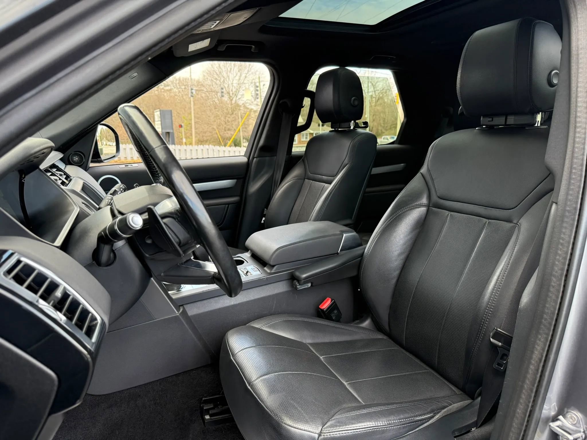 Used 2020 Land Rover Discovery Landmark AWD/4WD image 31
