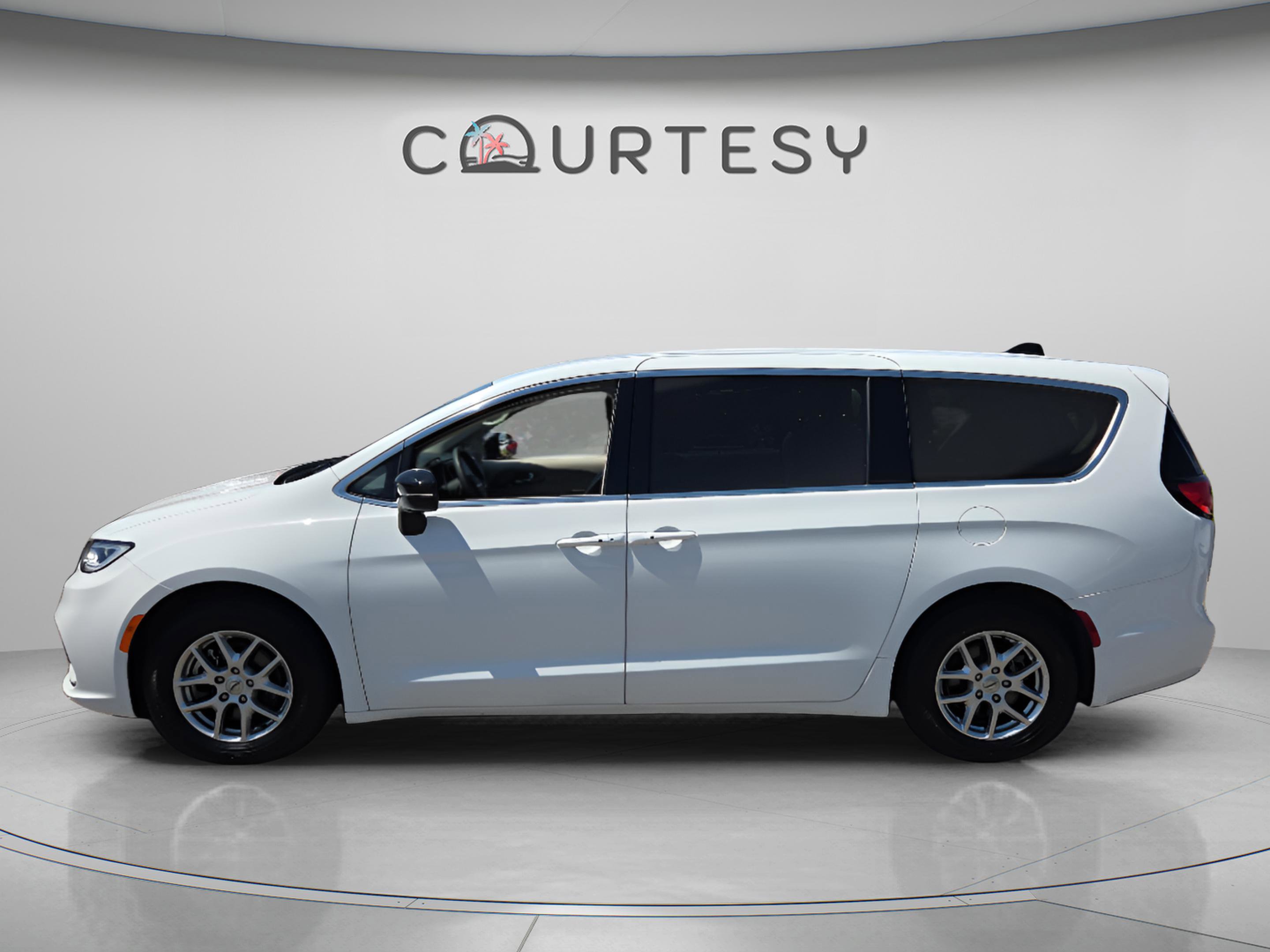 Used 2024 Chrysler Pacifica Touring-L image 2