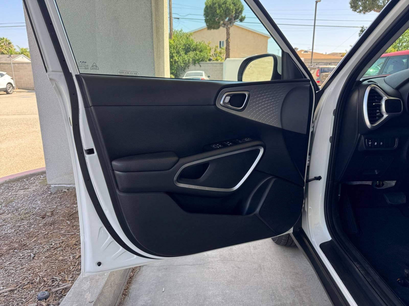Used 2025 Kia Soul LX w/ LX Technology Package FWD image 18