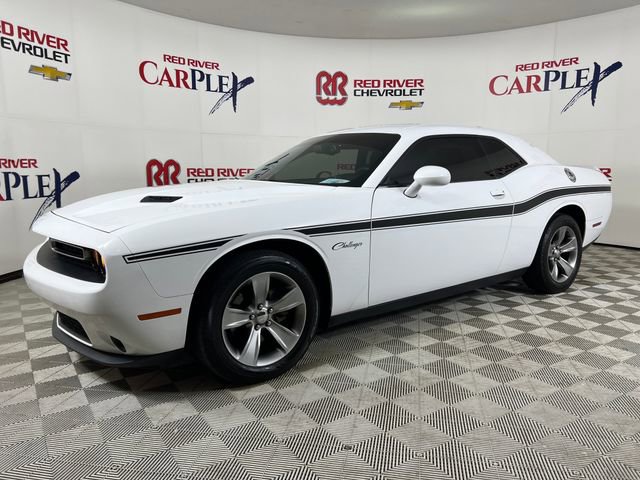 Used 2015 Dodge Challenger SXT image 3
