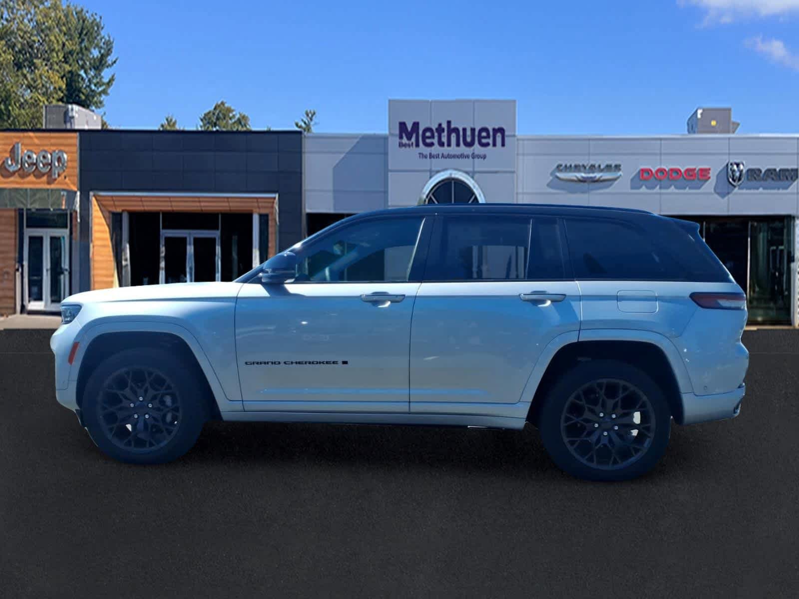 Used 2025 Jeep Grand Cherokee Summit w/ Obsidian Package AWD/4WD image 6
