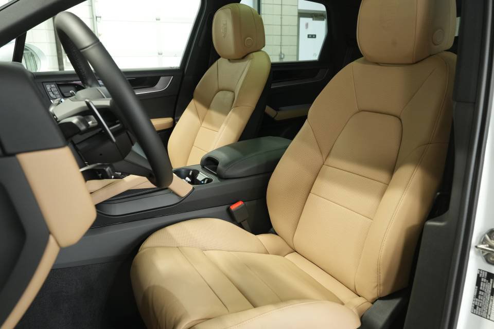 Certified 2026 Porsche Cayenne AWD/4WD image 5