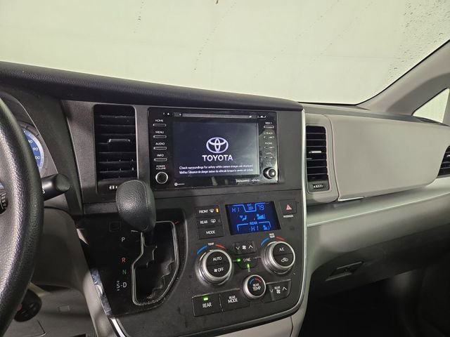 Used 2018 Toyota Sienna LE image 17