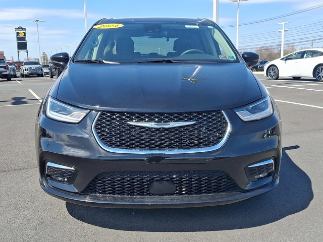 Used 2024 Chrysler Pacifica Touring-L image 2