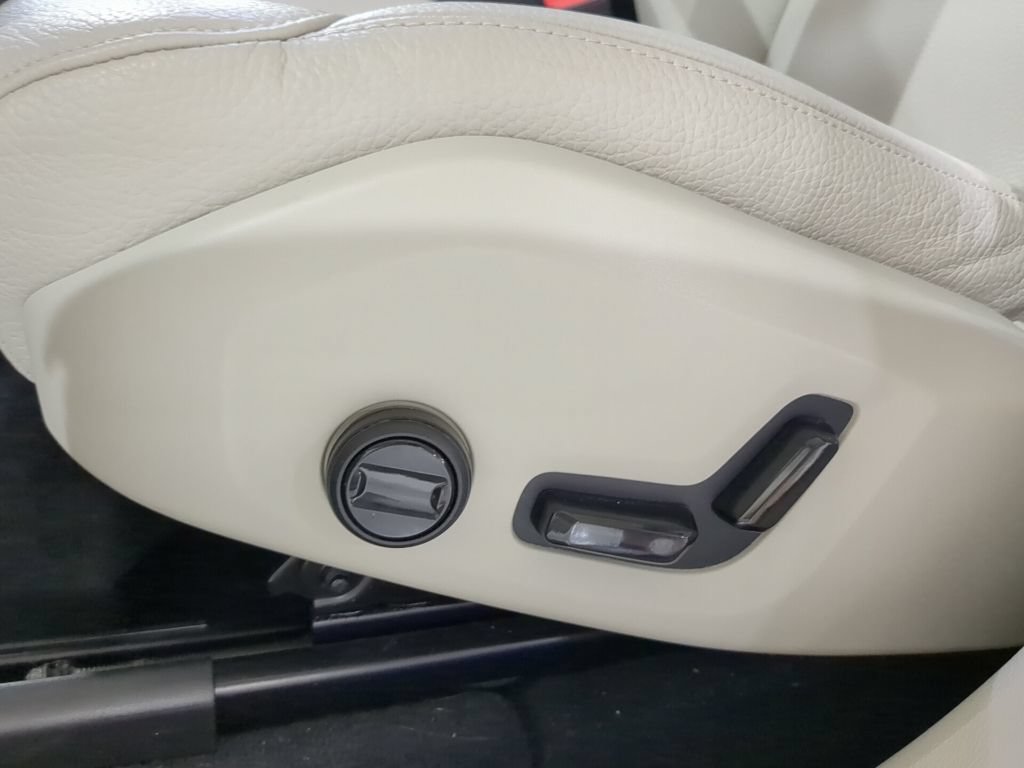 Used 2024 Volvo XC60 B5 Plus w/ Protection Package Premier AWD/4WD image 17
