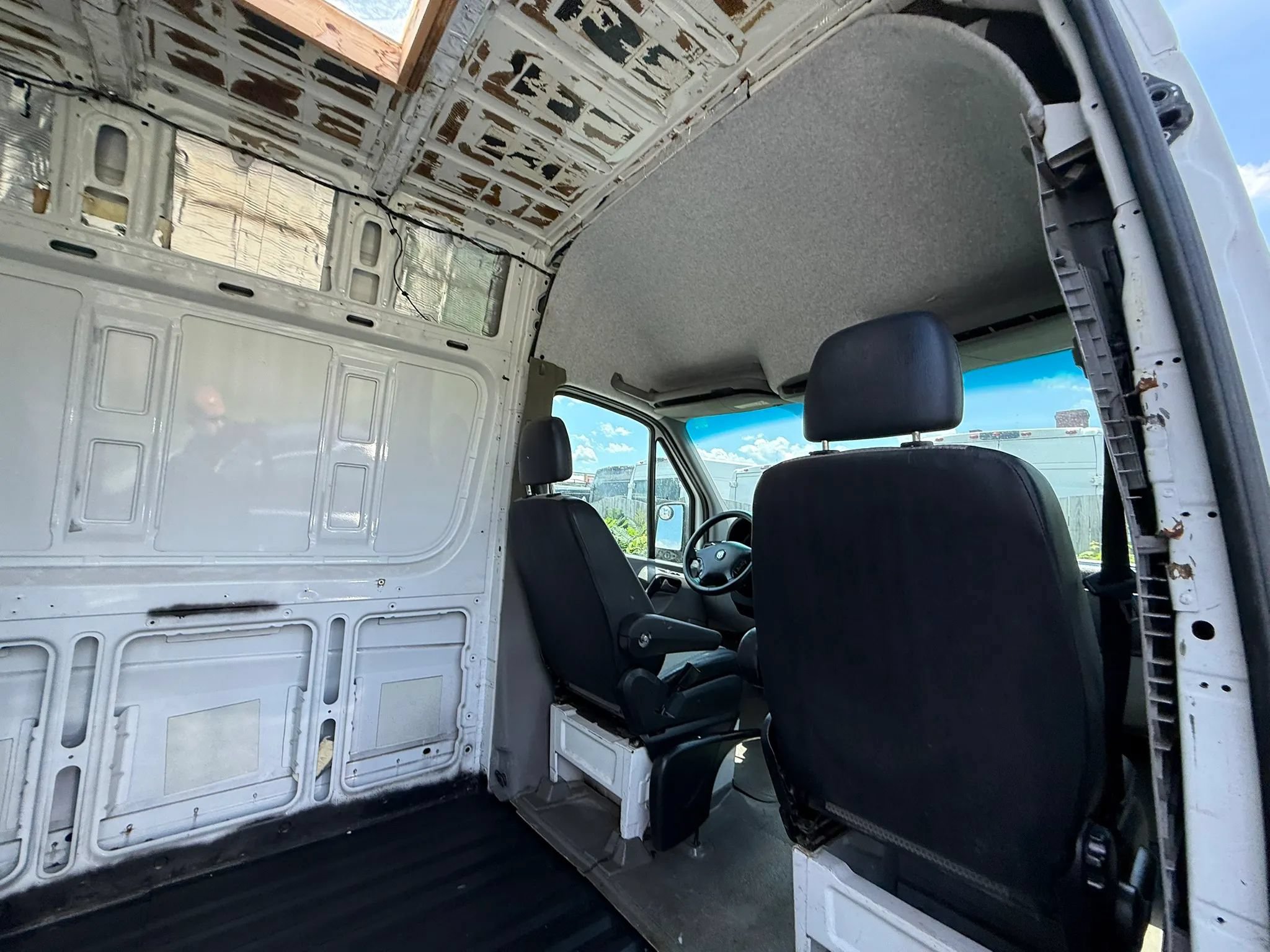 Used 2008 Dodge Sprinter 2500 RWD image 31