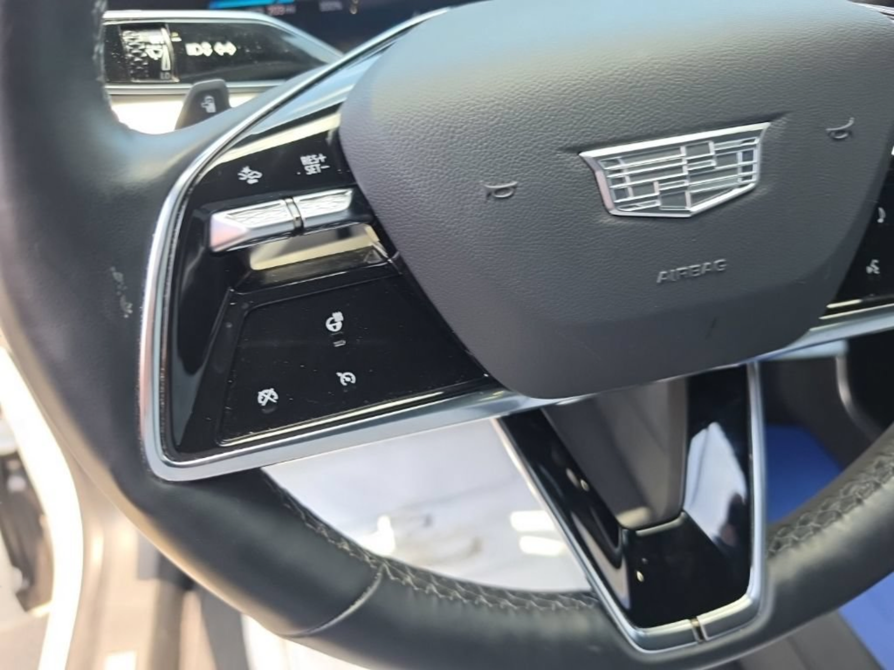 Used 2025 Cadillac Lyriq Luxury w/ LPO, Floor Liner Package AWD/4WD image 14