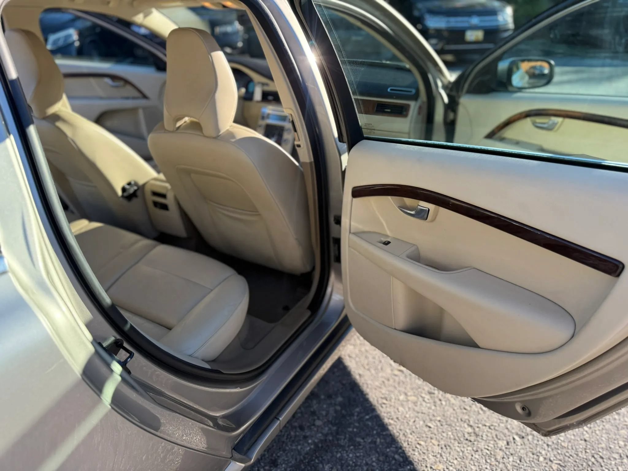 Used 2010 Volvo V70 R-Design FWD image 28