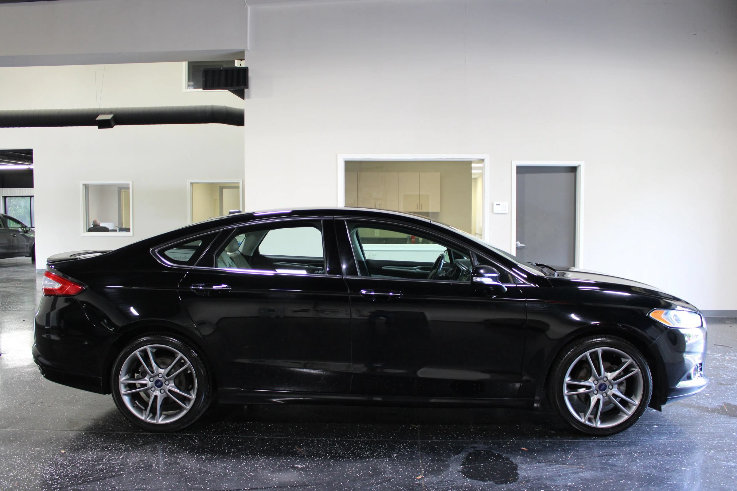 Used 2016 Ford Fusion Titanium AWD/4WD image 2