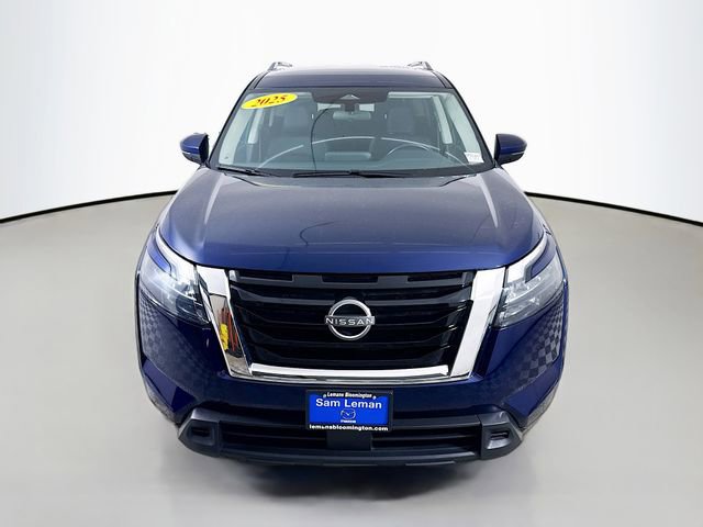 Used 2025 Nissan Pathfinder SV image 2