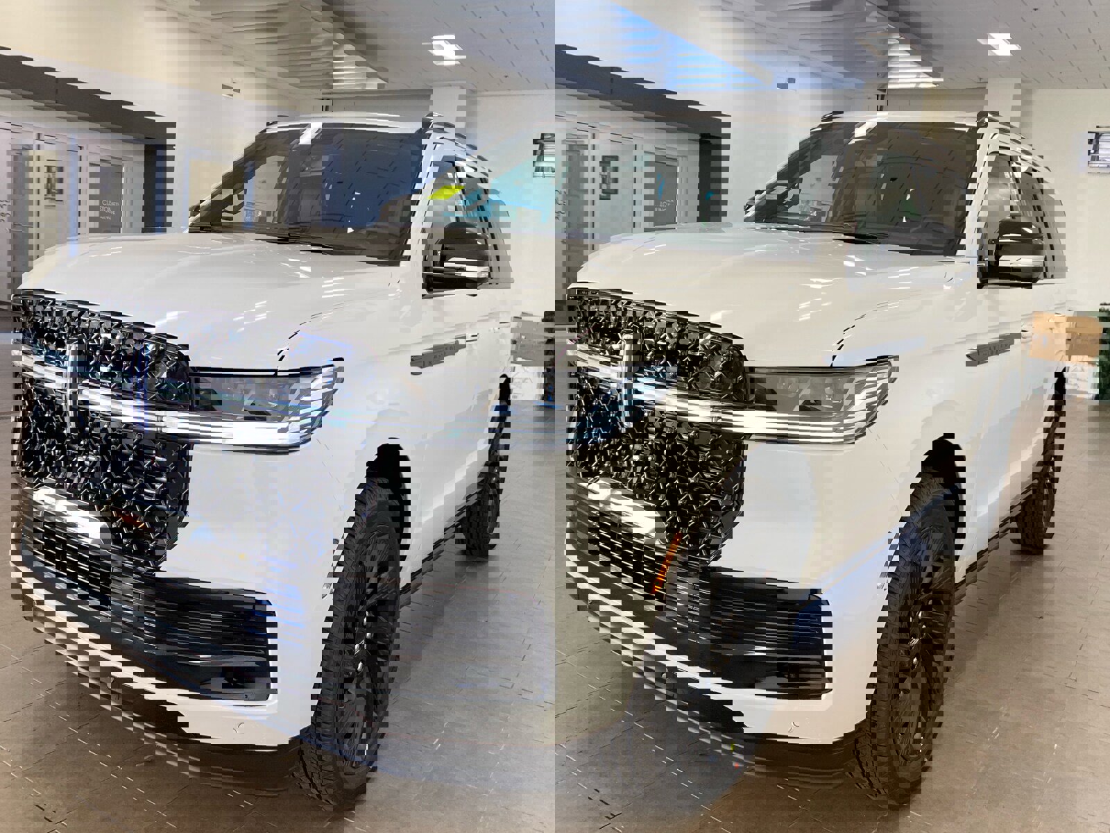 Used 2025 Lincoln Navigator Reserve w/ Jet Appearance Package image 4