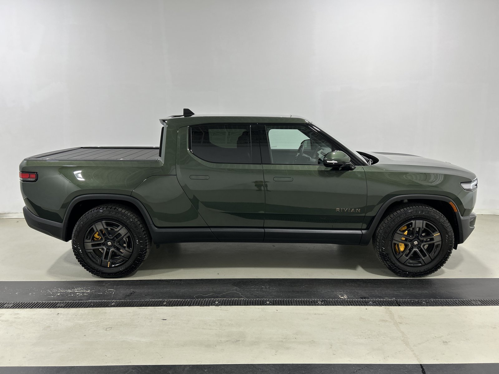 Used 2025 Rivian R1T Premium AWD/4WD image 6