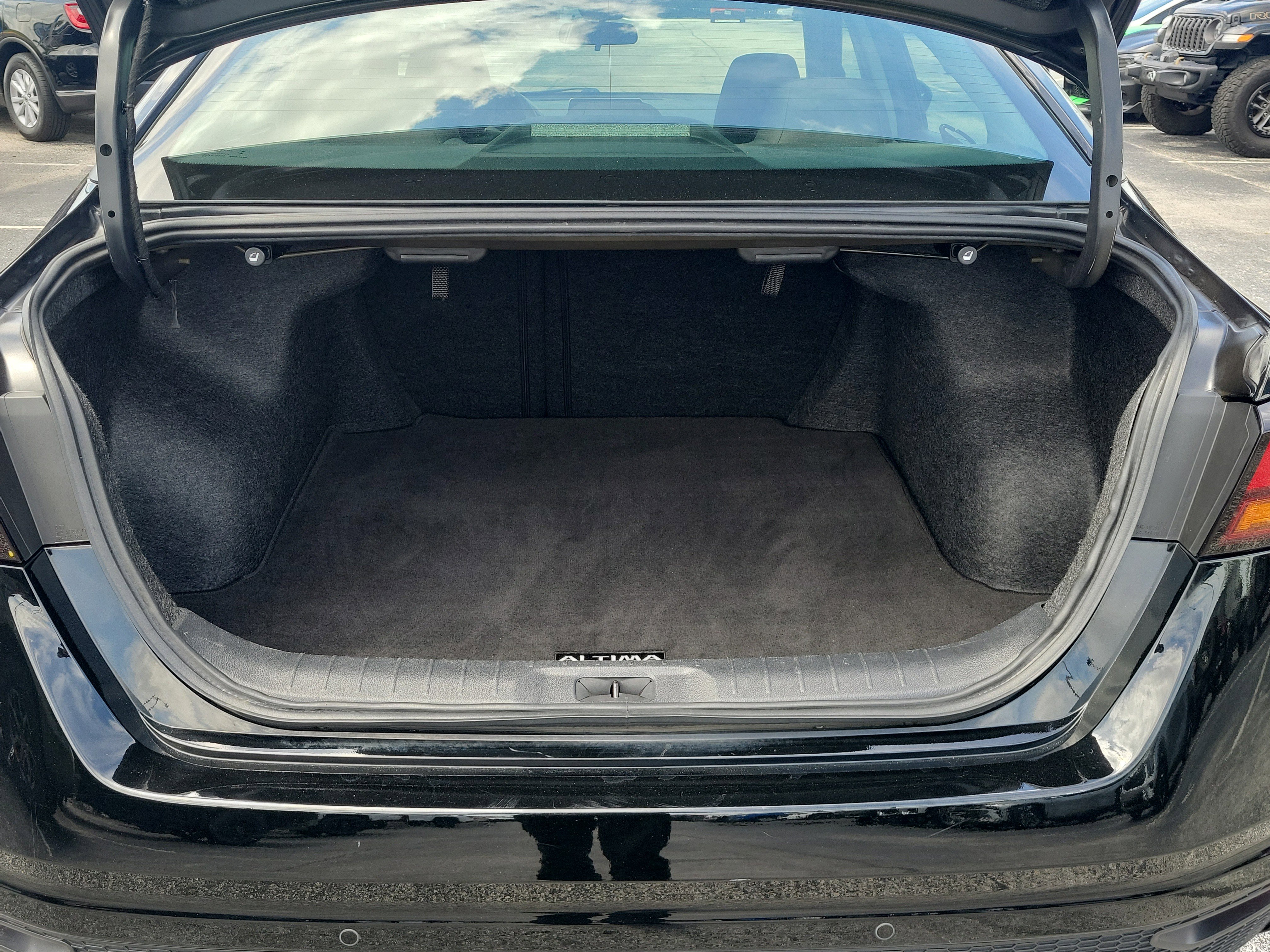 Used 2025 Nissan Altima 2.5 SV FWD image 12